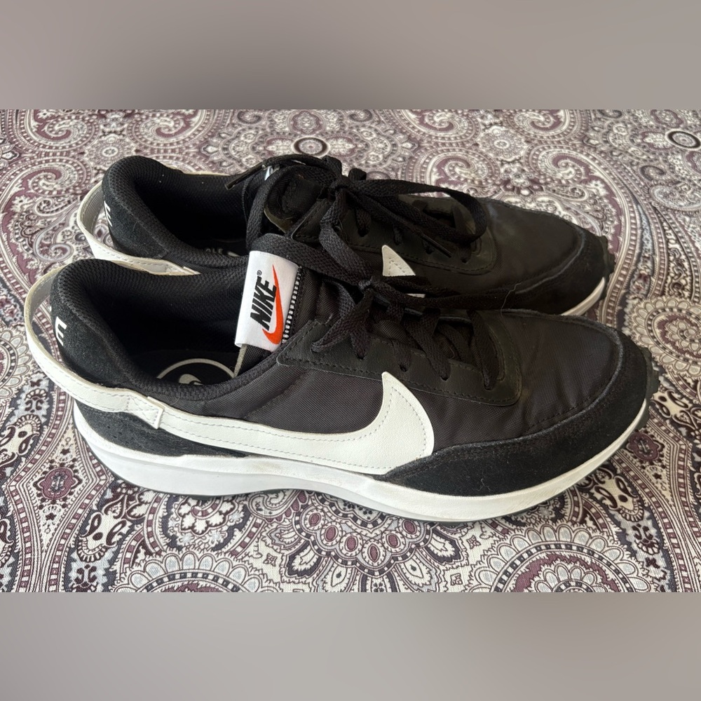 Nike Waffle Debut Women’s Black and White Sneakers Classic Design